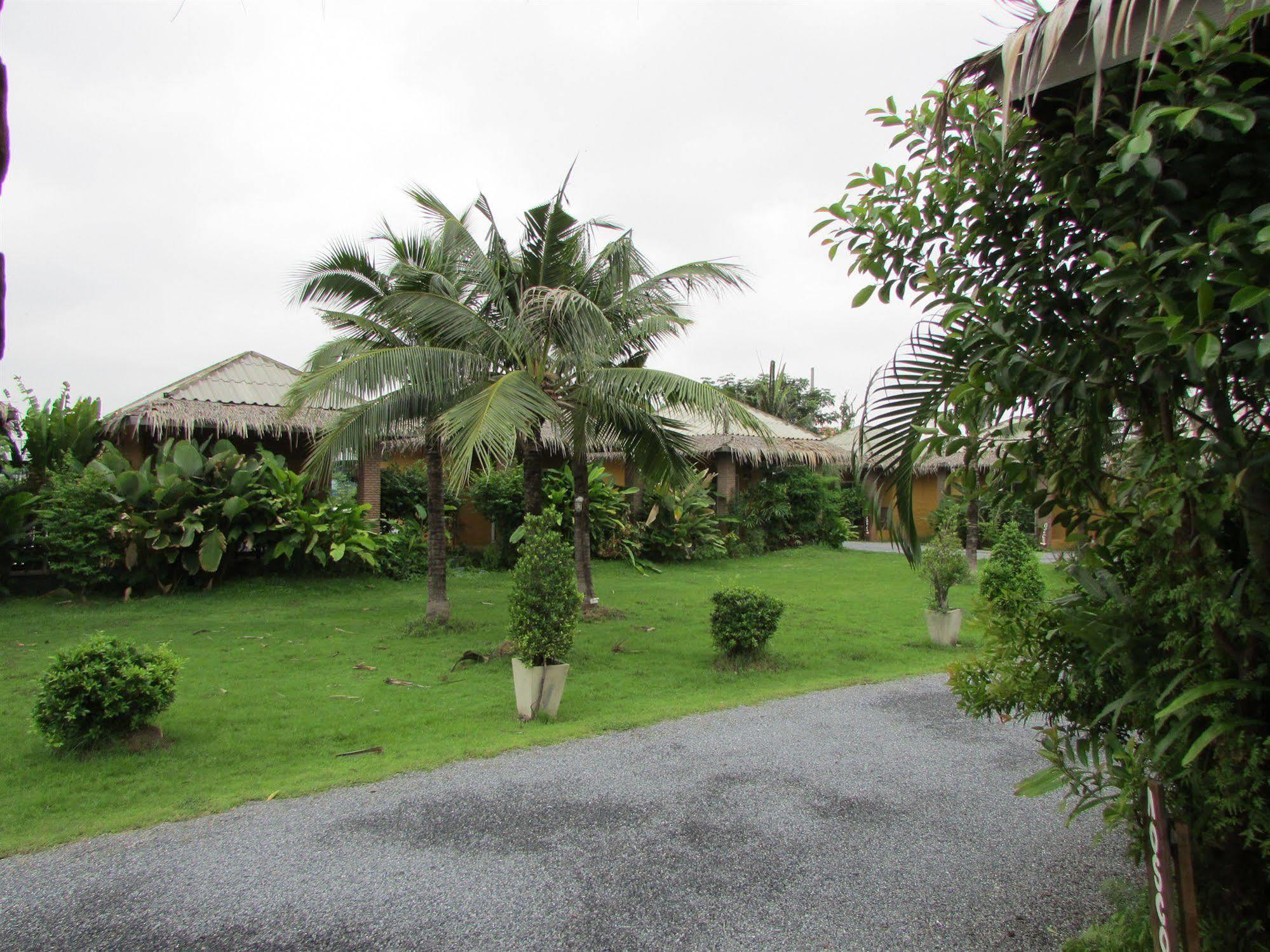 The Park Drive-Thru Check-In Resort Bangkok Bagian luar foto
