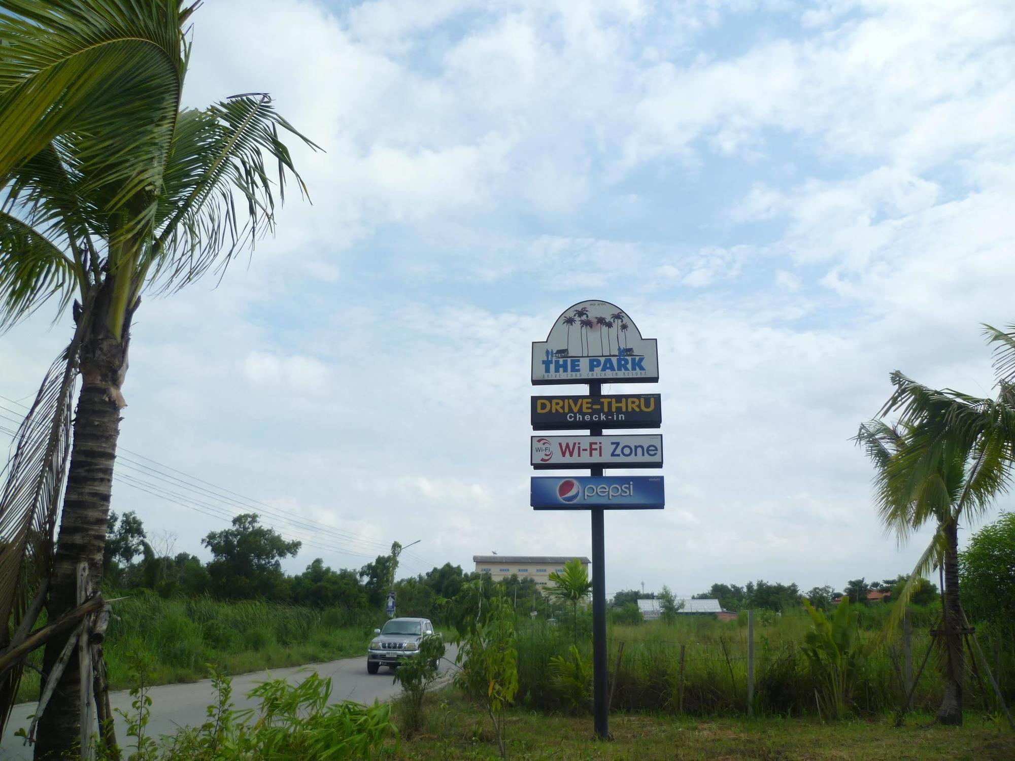 The Park Drive-Thru Check-In Resort Bangkok Bagian luar foto