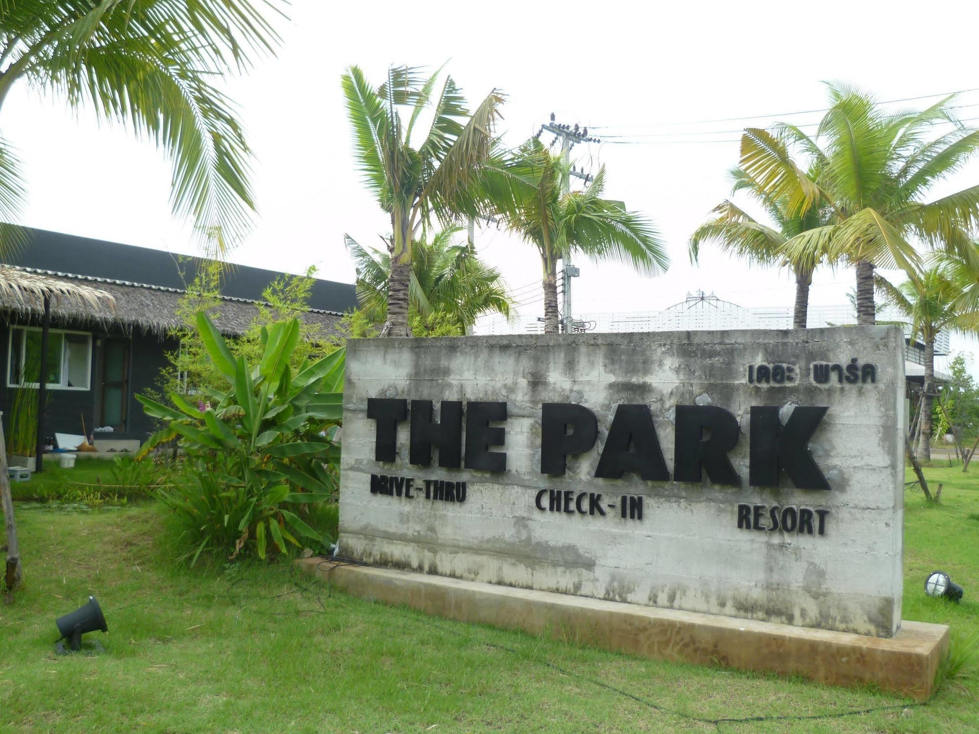 The Park Drive-Thru Check-In Resort Bangkok Bagian luar foto